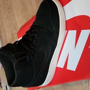 Woman's nike Ebernon mid size se